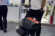 【悲報】蹴られても倒れないロボット、イジメを受けてるチー牛みたいで草ｗｗｗｗｗ