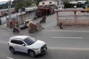 【動画】道路の地下埋設物が突然(ﾟoﾟ)バイク2台が間一髪のギリギリセーフだった事故。