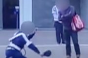 【胸糞動画】万博客が警備員に「土下座しろ！」…『カスハラ』発生か