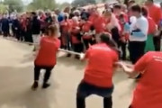 【動画】ワロタ。綱引きの大会のチーム内に敵が紛れ込んでいた場合ｗｗｗｗｗｗｗ