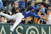 【悲報】 中日の外人選手、イイとこ見せようと客席に飛び込みお客さん担架送り