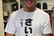 【画像】浦和レッズDFショルツさんが着ている「さいたま」Tシャツが話題に