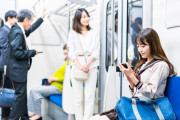 女さん「満員電車で“ここ”に立つ男キモすぎ……！！」
