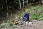 【画像】登山道で焚き火するおっさん現るｗｗｗｗｗｗｗｗｗｗｗｗｗｗｗ