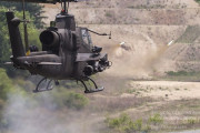 韓国軍攻撃ヘリが北朝鮮の小型無人機を想定した標的機への実弾射撃訓練で300発の機銃発射も1発も当たらず！