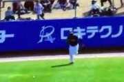 【悲報】ソフトバンク新助っ人ホーキンスの守備、ガチでヤバイｗｗｗｗｗｗｗｗｗｗｗｗ