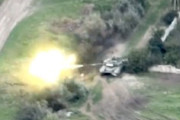 【動画】主砲を発射した直後に対戦車ミサイルにやられるロシア軍の戦車。