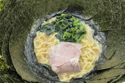 田舎っぺ「家系ラーメンは豚の餌やで！」 関東民「そうかい？」