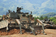 韓国陸軍のK600戦闘工兵車が機械化部隊の前進を支援…障害物除去訓練が公開！