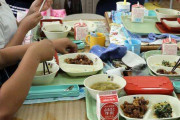 給食は「1人で黙って食べるもの」に？　コロナで変わる子供の常識…母を驚かせた小2男子の一言
