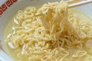 インスタントラーメン担当大臣ワイ、粉末スープを禁止する法案を出す