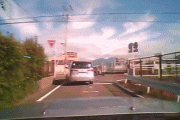 【gif】チャリカス「う～ん、ここで何となく車道に出てみっか！w」