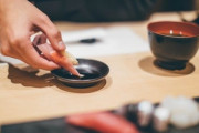 【悲報】寿司でシャリに醤油、マナー違反だった