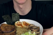 【画像】アメリカ人YouTuberが1から作った醤油ラーメンがうまそう