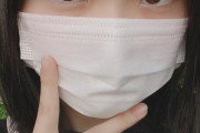 顔がマスクと髪でほとんど隠れているのにかわいい！！！