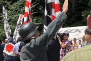 【悲報】靖国神社でナチス軍のコスプレをしたおじいちゃんが「ハイルヒトラー！」と絶叫…！