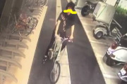 他人のバイクを倒して回る練馬のバイク倒し魔の映像。投稿後わずか2時間で犯人特定。