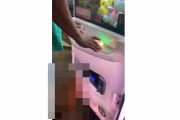 クレーンゲームで遊んでいた男性「よっしゃ！ぬいぐるみゲット！…ん？」 →　景品取り出し口からとんでもない物が出てくるｗｗｗｗｗ