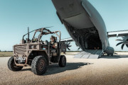 フランス陸軍パラシュート部隊、全地形対応車をA400M輸送機に搭載し戦闘展開訓練！