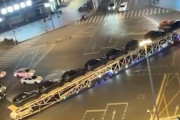 【動画】中国の超ロングな積載車のUターン方法。