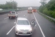 高速道路で事故を起こしたおばちゃん、パニックで追加の事故を発生させてしまう。