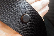 クルマのシートベルトに付いている「丸い樹脂」　誰もが目にする謎部品の正式名称と目的とは