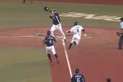 西武、挟殺プレー失敗　荻野貴司がタッチを交わす好走塁