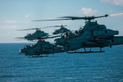 カリブ海のプエルトリコ沖で米海兵隊のAH-1Z「バイパー」とUH-1Y「ヴェノム」ヘリがパトロール飛行！