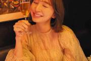 篠田麻里子、グラス片手の“ほろ酔いショット”公開「あえて自分らしく楽しむ『マリ活』始めました」