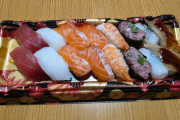【画像】トライアルとかいう謎のスーパーのパック寿司🥺🍣