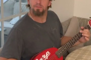 エルドレッド、カープギターを弾き歌う動画をUP！娘もカープTシャツ着用