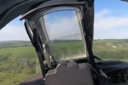 ロシア軍のSu-25SM攻撃機が撃墜され、パイロットが脱出するヘルメットカメラ映像！
