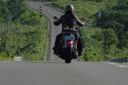 400cc以上のバイク乗ってる人って、車道走る時ちょっと気持ち左に寄ったりするの？