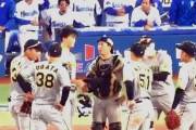 マウンドに阪神・矢野監督らが集まったときのDeNA大和の仕草ｗｗｗｗｗｗｗｗ