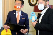 日本の特派大使、チリの次期大統領にポケモン贈呈