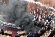 セルビアの議会、野党議員らが発煙筒を投げ入れて大荒れ。1人重体。