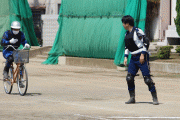 警察さん、とんでもない方法でながら自転車運転の怖さを中学生に教えてしまう