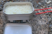 メスティン買って山頂でご飯炊きたいのですが、米は洗ってから持って行って炊くのですか？