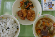 【悲報】今日のなんJ小学校の給食『わかめご飯』