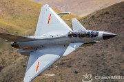 中国空軍のJ-10S戦闘機(複座)が渓谷を超低空飛行訓練する画像を公開！