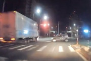 【衝撃】信号無視の車が大型トラックに突っ込む衝撃の事故が記録される。
