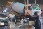 【中国】コンクリミキサー車が対向車数十台に突っ込む　山東省青島
