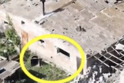 【動画】ウクライナのドローン爆弾、威力増しすぎ。ロシア兵が逃げ込んだ建物に窓から飛び込んでドカーン。