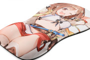 【話題】『ライザのアトリエ』ライザのふともも等身大マウスパッドが発売決定！！約1,850gものジェルを使用した立体仕様