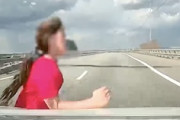 【動画】高速道路に飛び出した10歳の少女をモロにはねてしまうドラレコ。