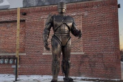 デトロイトに「ロボコップ像」が建つ、15年の月日を経て完成