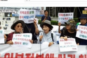 【恐怖画像】韓国人が日本大使館の前でデモ「申しわけございません！」「安倍首相様、私たちの指導者が無知無力で日韓関係を破壊しました」