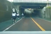 【動画】チャリンコJC、危うく轢かれるｗｗｗｗｗｗｗｗｗｗｗｗｗｗｗｗｗｗ