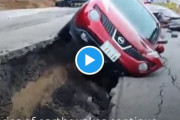 石川能登半島地震で道路が崩壊し車両が飲み込まれた様子　英報道　海外の反応