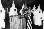 外出時のマスク義務化　KKK「はい、分かりました」